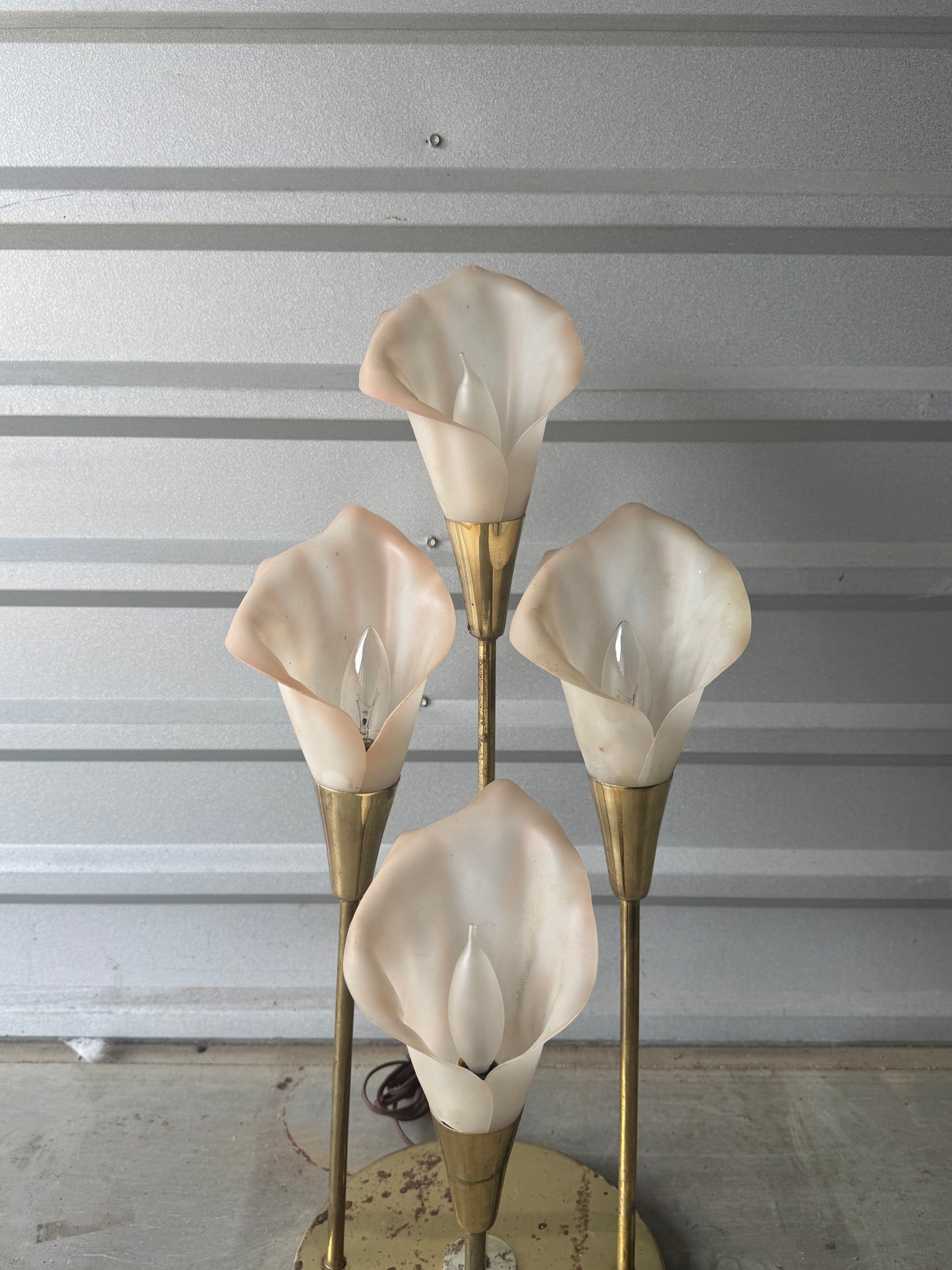 Hollywood regency 1980s Cala lily flower brass and lucite table lamp