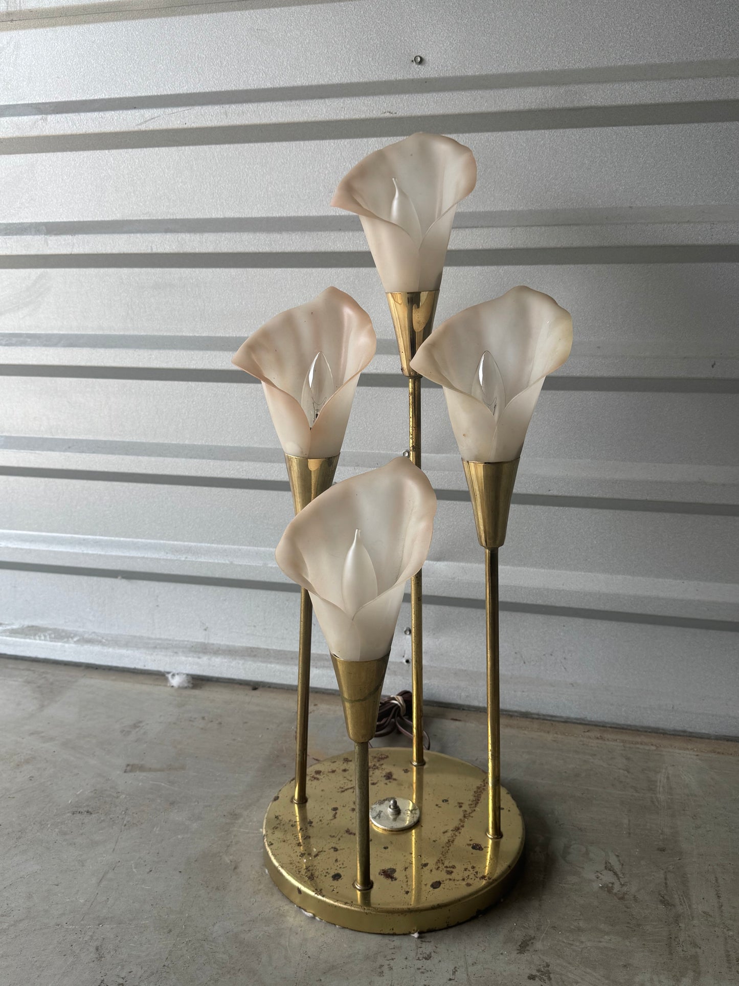 Hollywood regency 1980s Cala lily flower brass and lucite table lamp