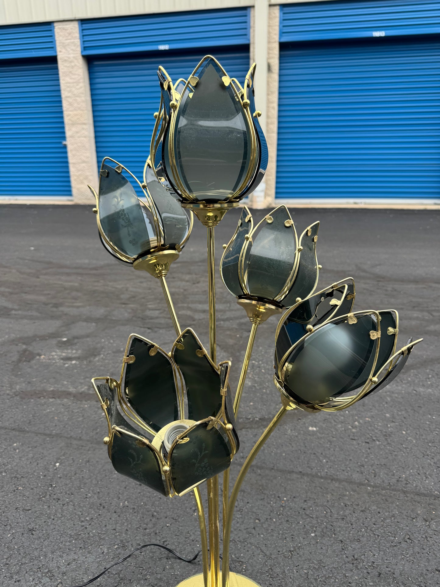 Sold (shipping) Hollywood regency black tulip flower table lamp 1970s