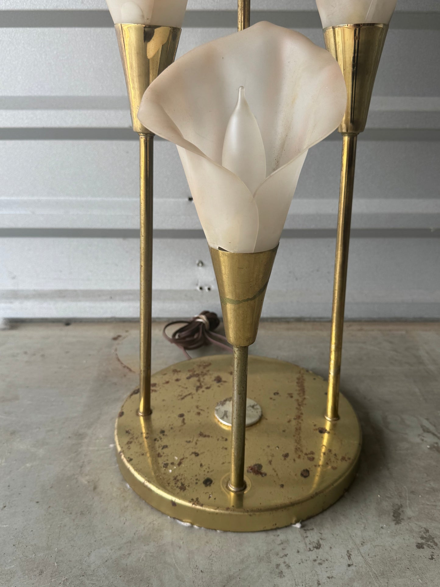 Hollywood regency 1980s Cala lily flower brass and lucite table lamp
