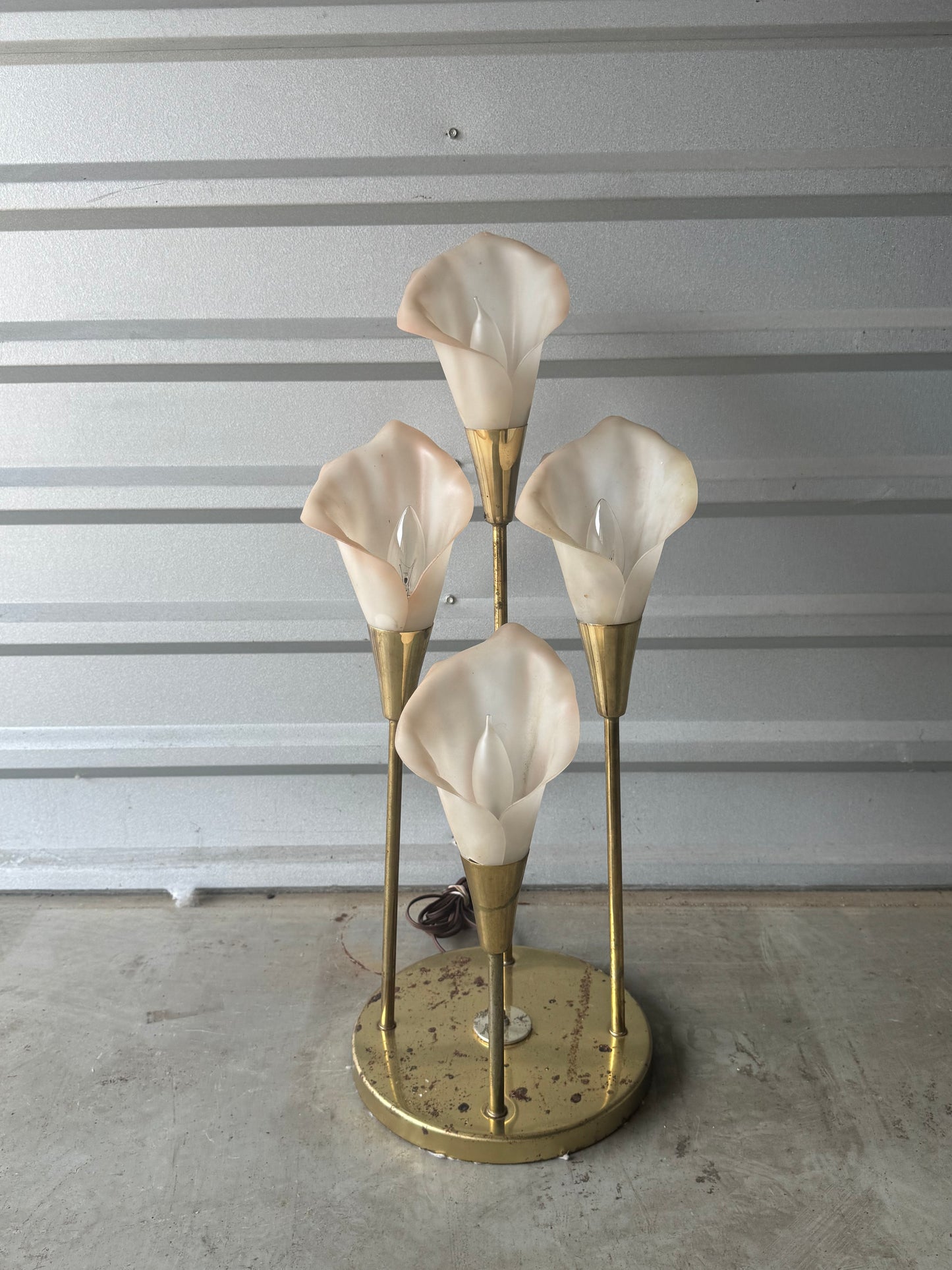 Hollywood regency 1980s Cala lily flower brass and lucite table lamp
